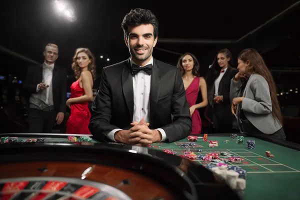 Uma mulher glamourosa segurando fichas de cassino em um ambiente iluminado por néon, representando a atmosfera premium do cassino online 1CCC.