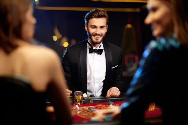 Jogos Ao Vivo 1CCC — Participe de ação de cassino cheia de energia Uma roleta brilhante com fichas em cascata, simbolizando os envolventes jogos ao vivo e instantâneos disponíveis no 1CCC.
